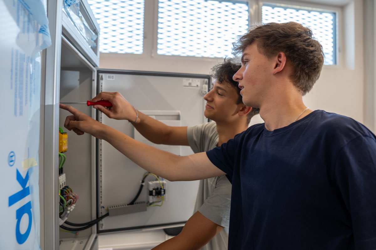 Zwei Automatiker Lernende bei der Arbeit bei INTEGRA Biosciences