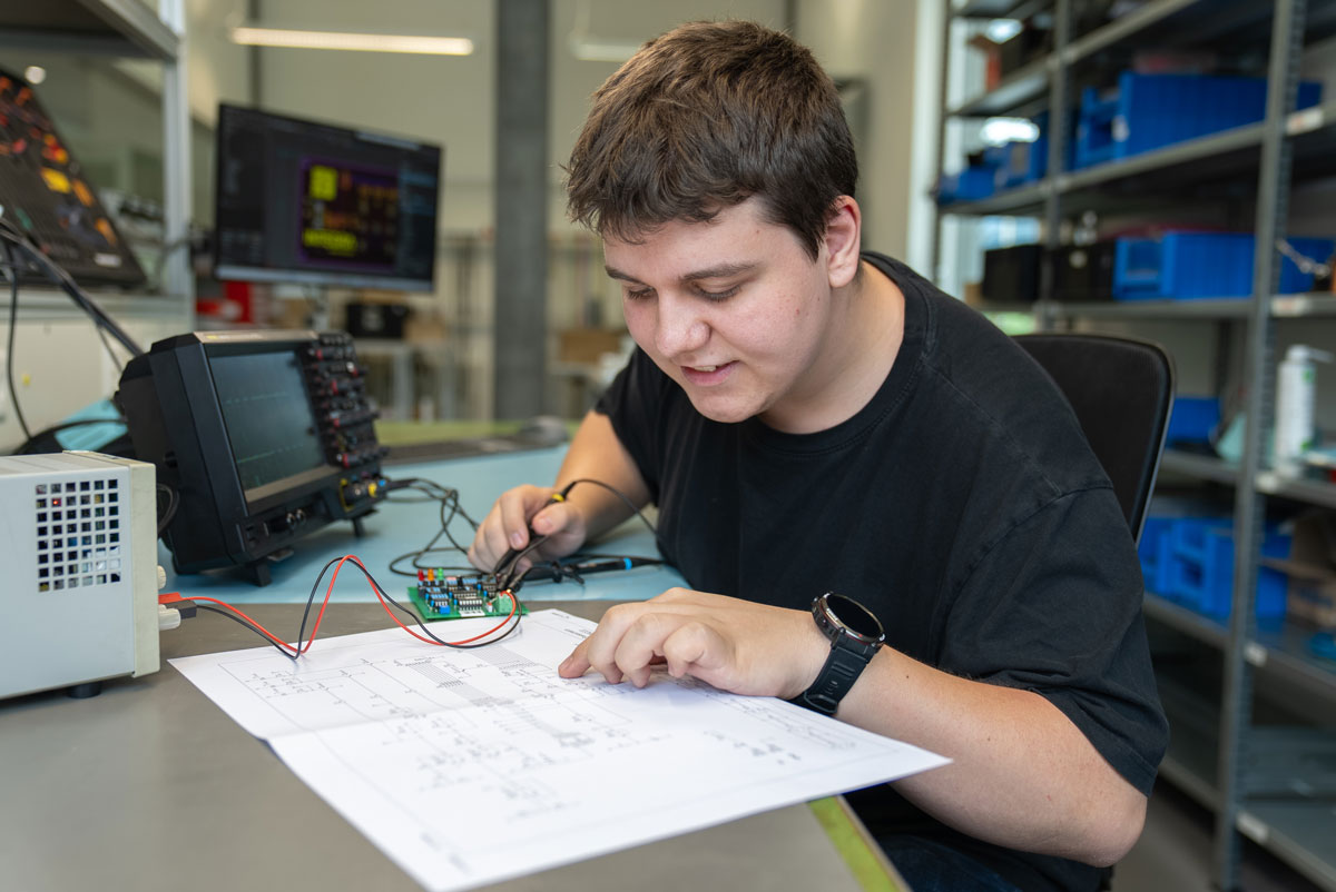 Elektroniker Lernender bei der Arbeit bei INTEGRA Biosciences