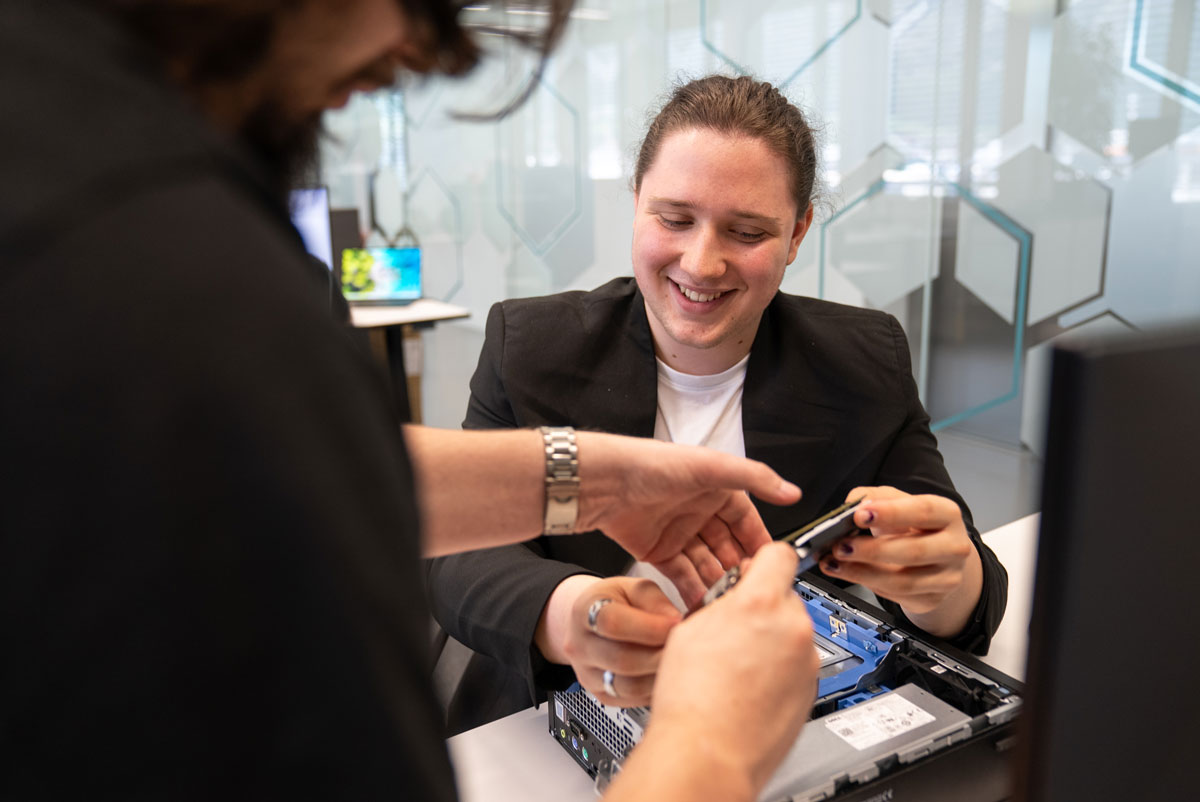Informatiker Lernender bei der Arbeit bei INTEGRA Biosciences
