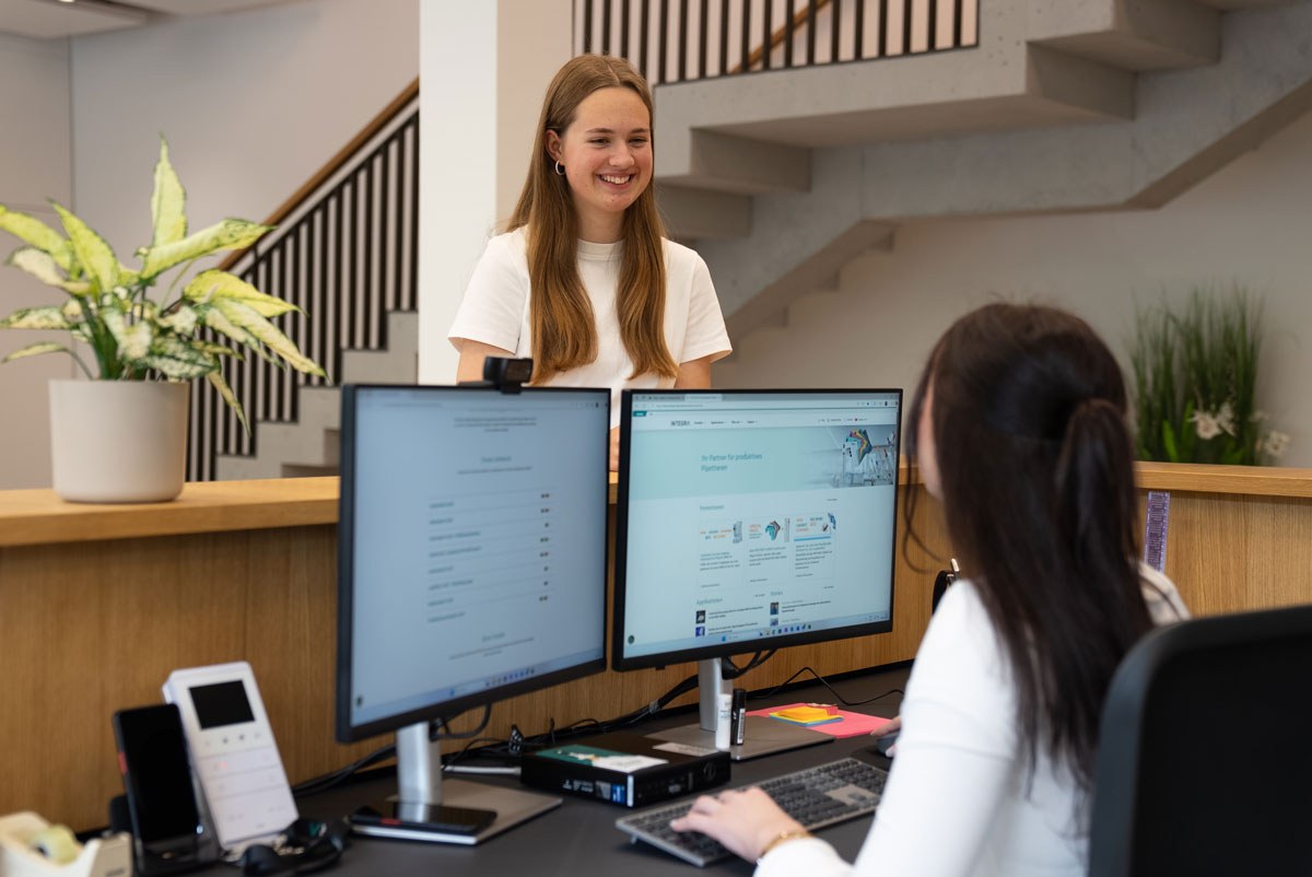 Zwei Lernende Kauffrau bei der Arbeit bei INTEGRA Biosciences