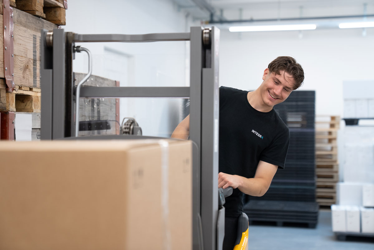 Lernender Logistiker bei der Arbeit bei INTEGRA Biosciences