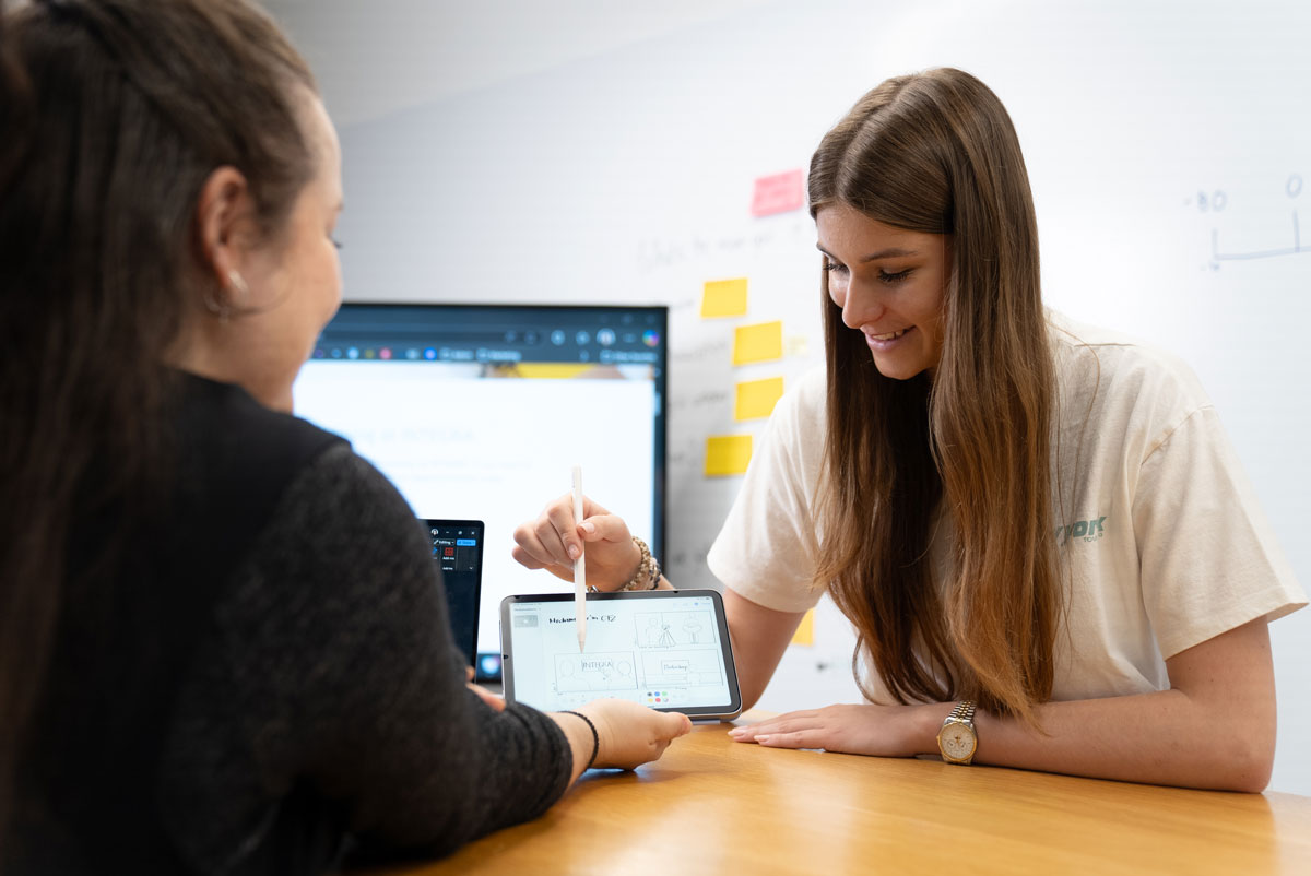 Lernende Mediamatikerin bei der Arbeit bei INTEGRA Biosciences