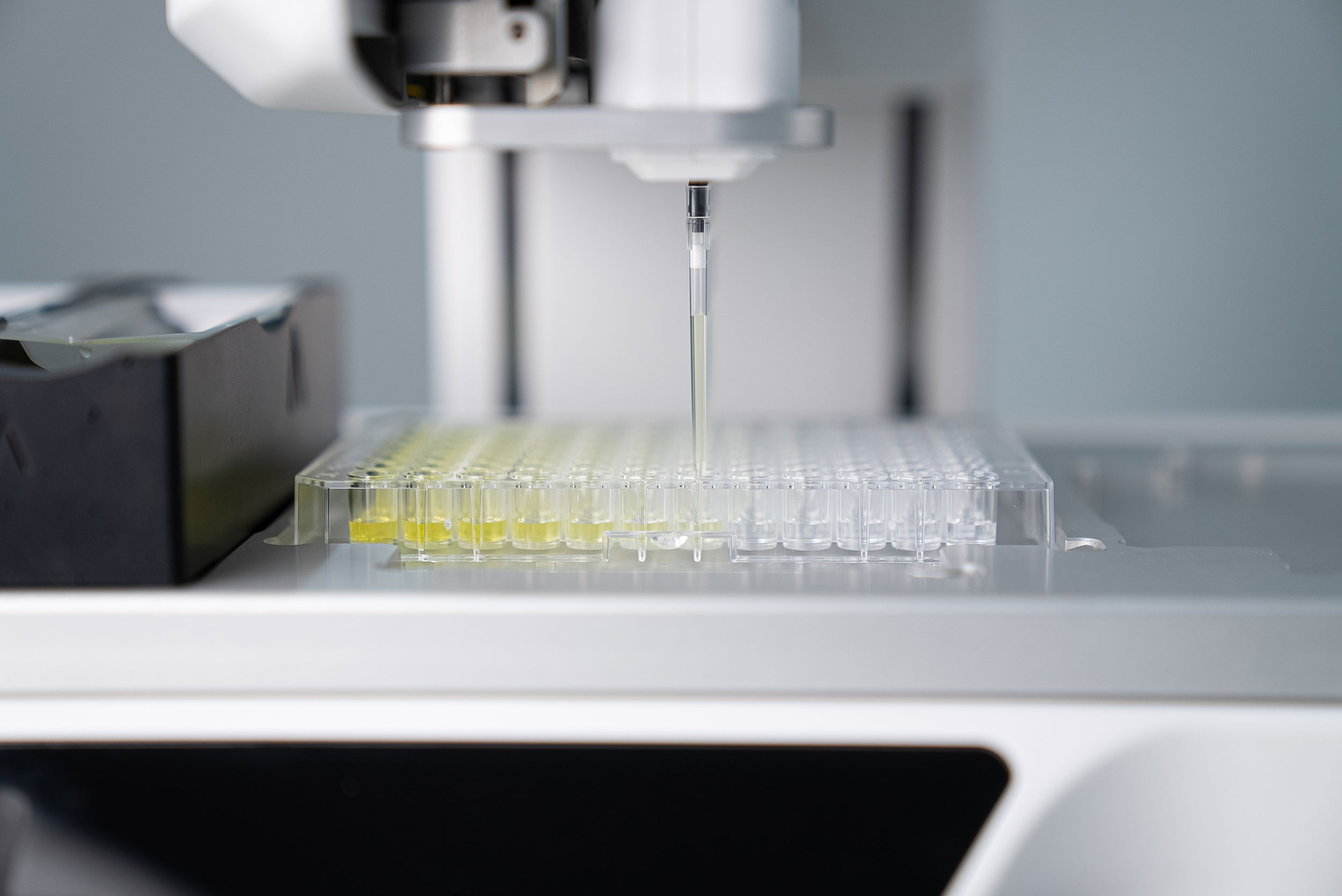 ASSIST PLUS pipetting robot together with the 8 channel 125 µl VOYAGER adjustable tip spacing pipette is performing a serial dilution.