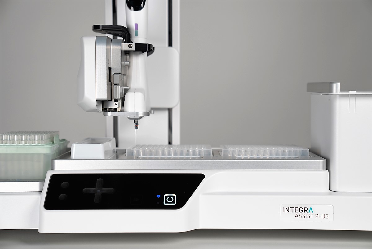 A close view of the ASSIST PLUS pipetting robot with the D-ONE single channel pipetting module transferring a sample from the source plate.