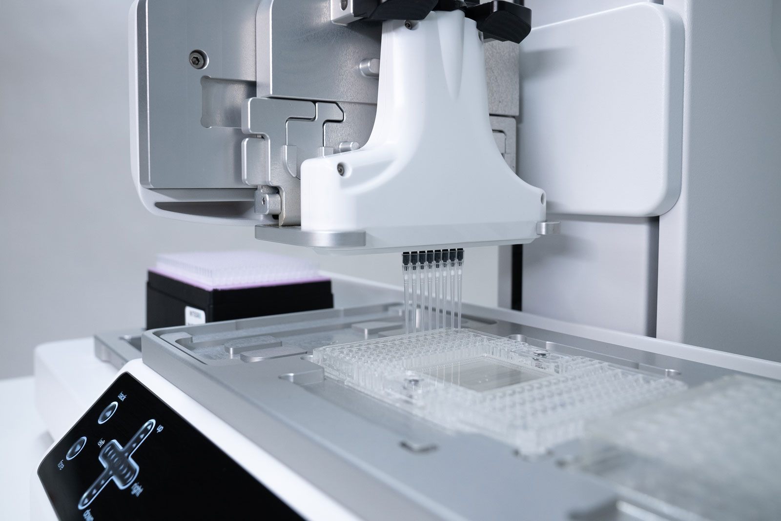 Sample loading on the Fluidigm 192.24 Dynamic Array IFC with INTEGRA's ASSIST PLUS pipetting robot and the VOYAGER automatic tip spacing electronic pipette. 