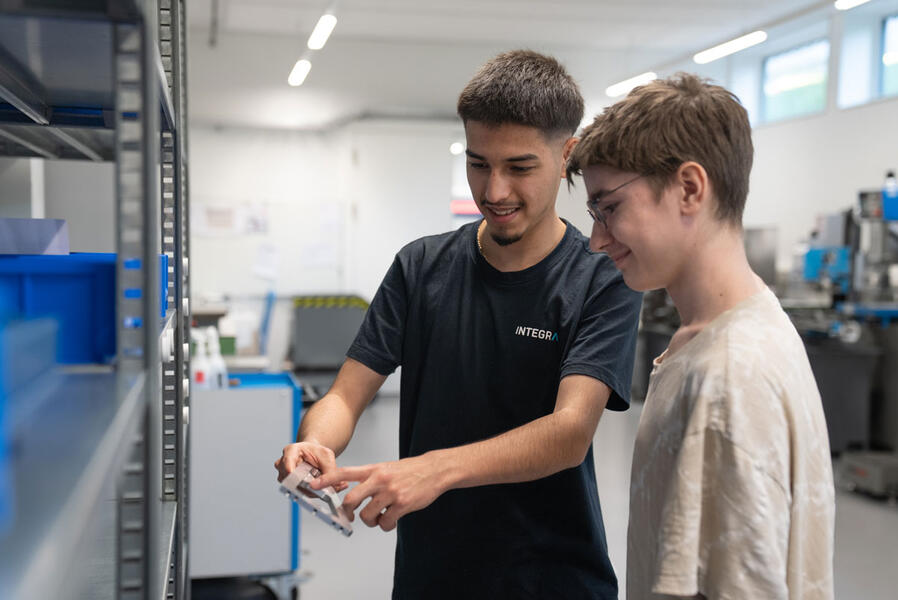 Zwei Lernende Produktionsmechaniker bei der Arbeit bei INTEGRA Biosciences
