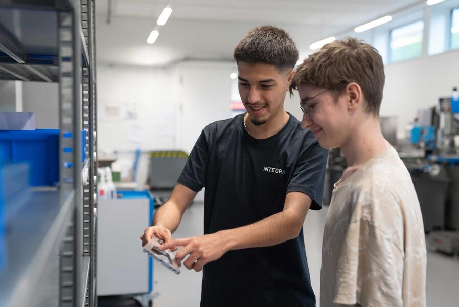 Zwei Lernende Produktionsmechaniker bei der Arbeit bei INTEGRA Biosciences