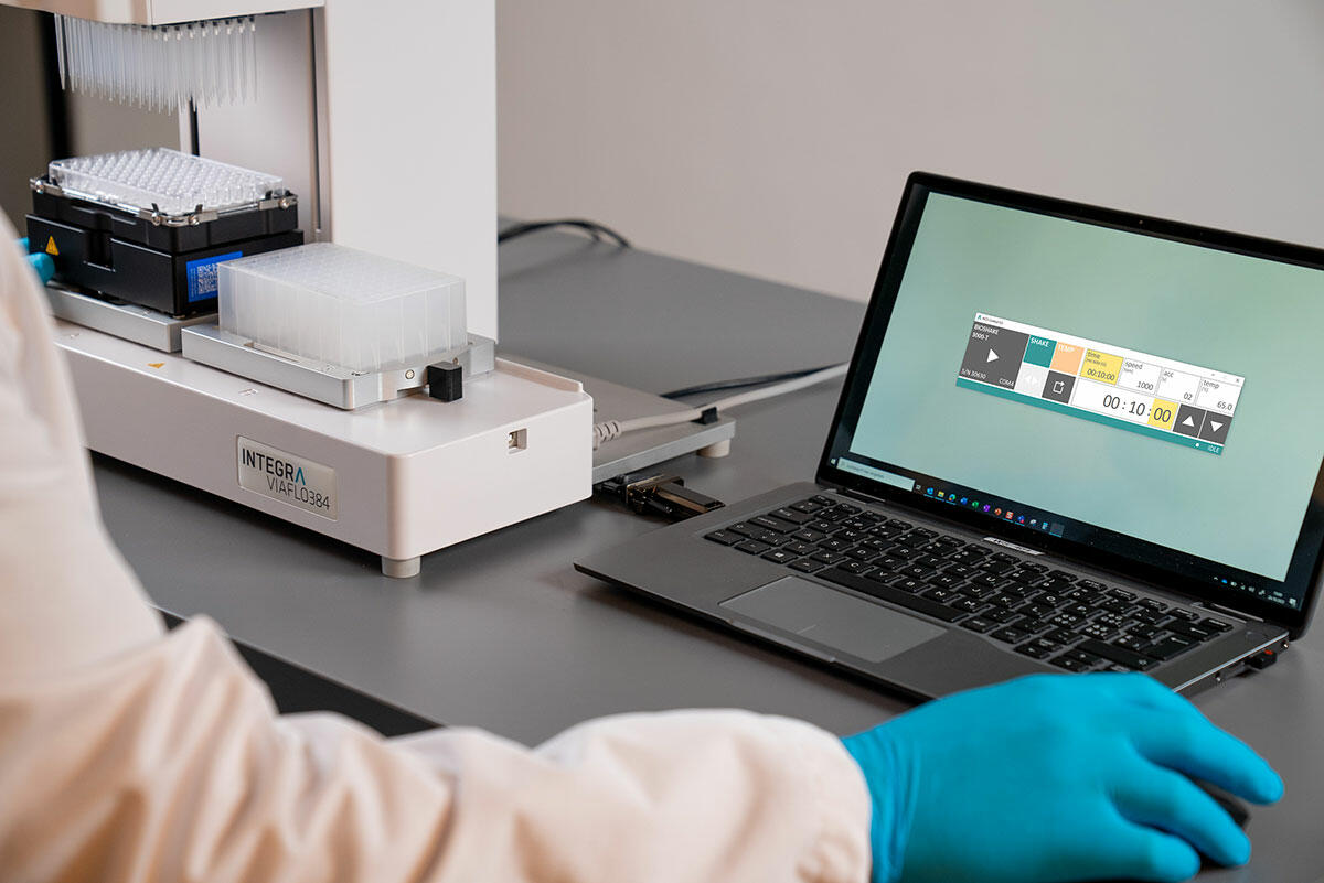 bioshake-on-viaflo384-plate-position-b-connected-with-laptop-and-mouse