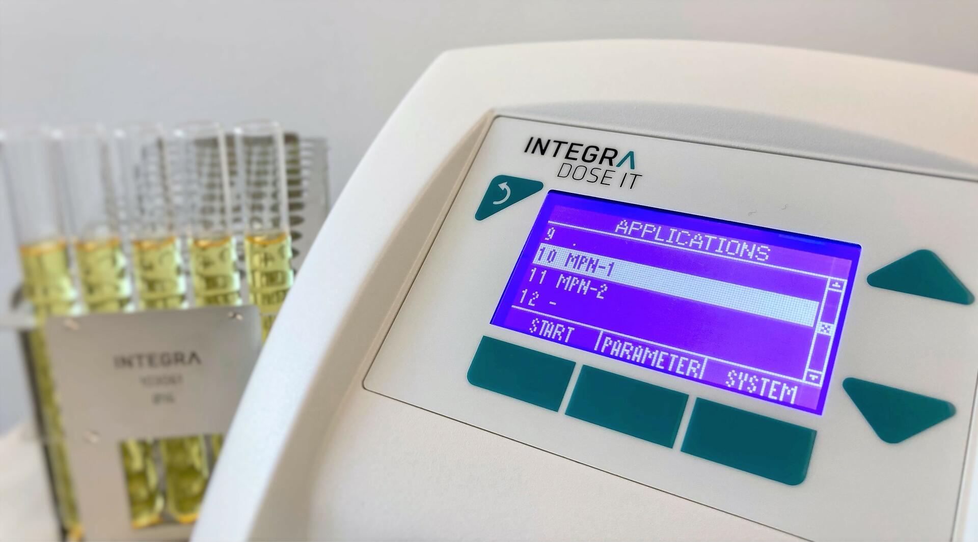 Display of the DOSE IT peristaltic pump used for MPN workflows.