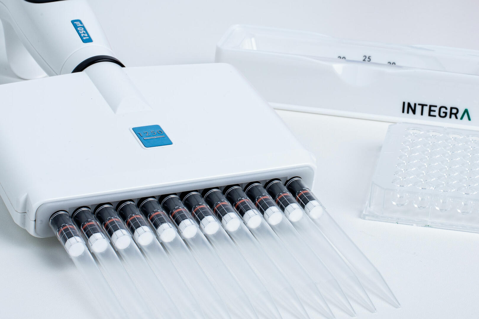Liquid handling: Multichannel pipette with sterile filter pipette tips