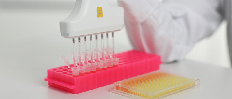 VOYAGER pipette with adjustable tip spacing transferring liquid from Eppendorf tubes to a well plate