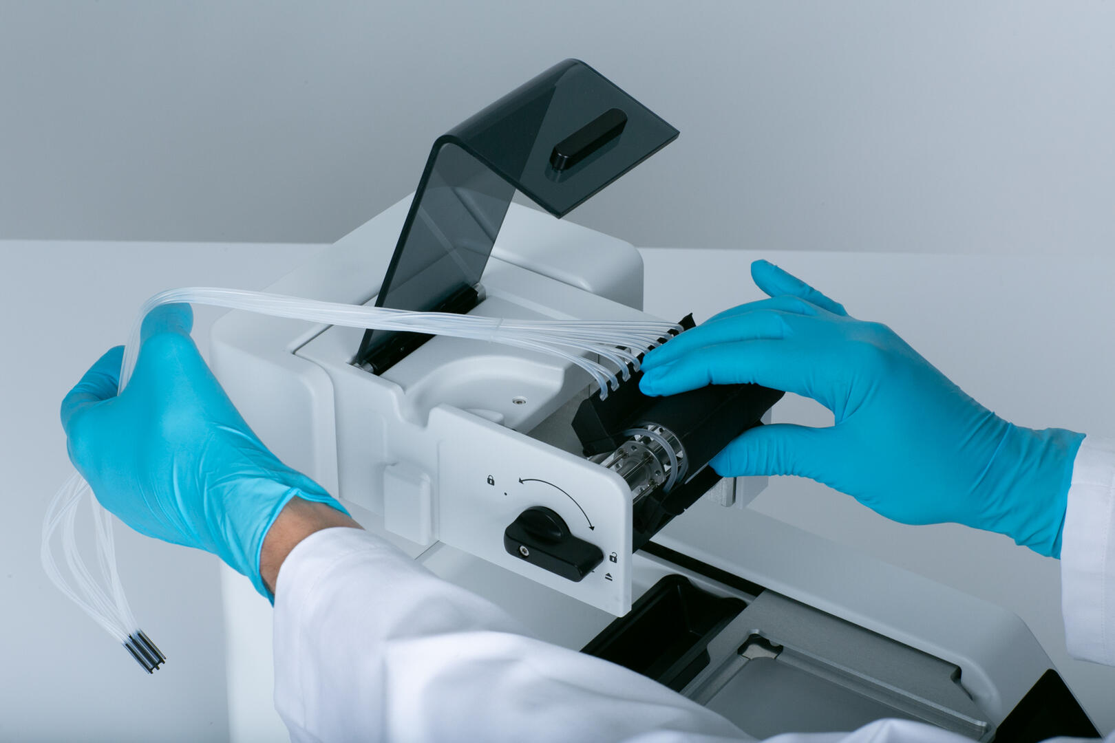 Scientifique insérant une cassette de distribution EasySnap dans le WELLJET