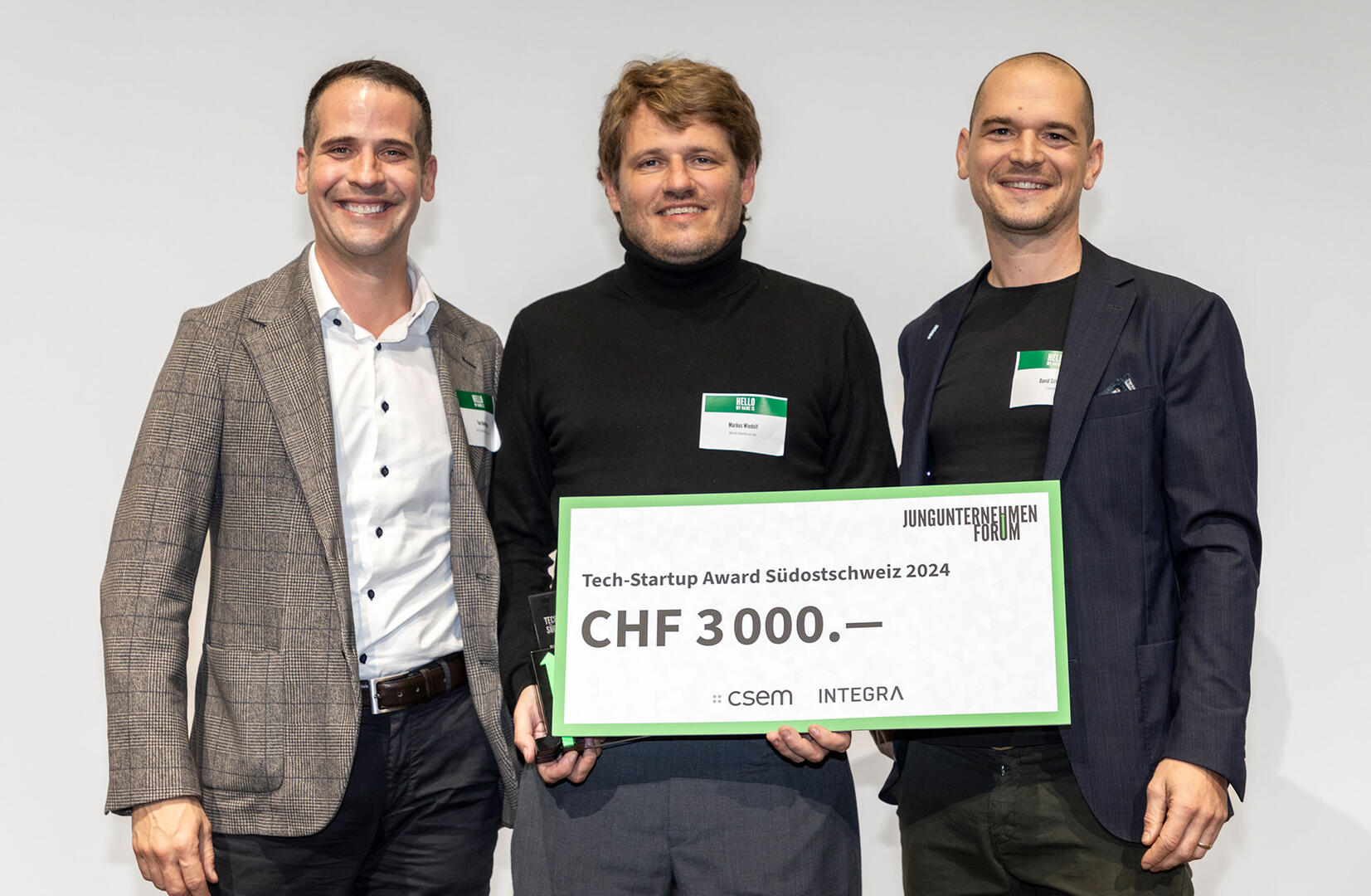 Tom Bentivegna from INTEGRA and David Schmid from CSEM present Markus Windolf from BIOS Medical with the Tech Start-up Award