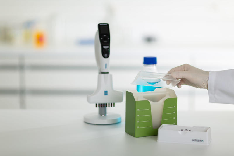 Multichannel reagent reservoirs with reusable base and disposable inserts 