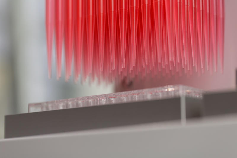 Dispensing, filling, mixing, diluting with 24, 96, 384 or 1536 channels in microtiter plates