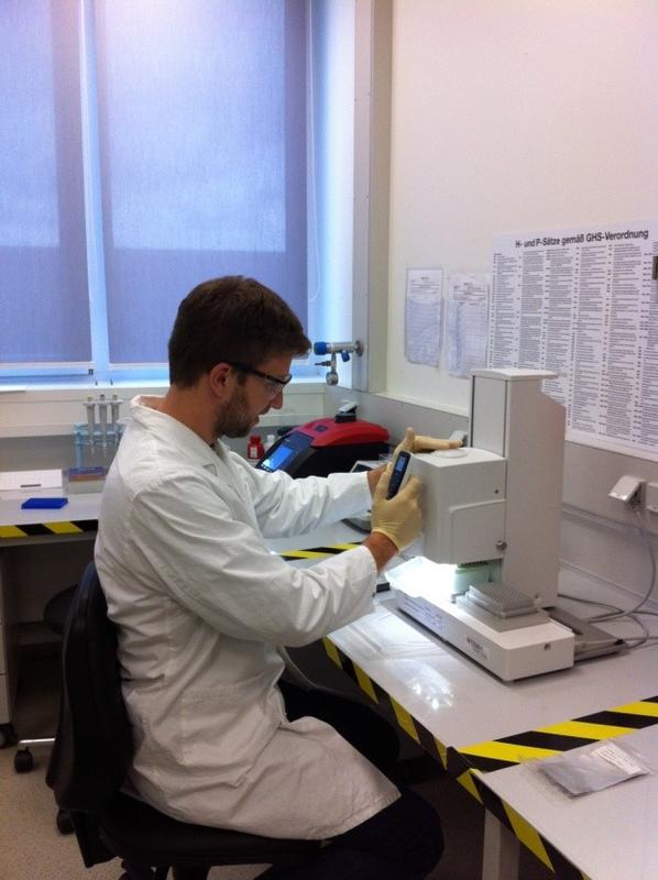 Dr. Andreas Volk am VIAFLO 96 Pipettiersystem