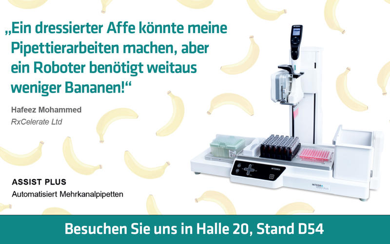 Pipettierroboter ASSIST PLUS, Bananen im Hindergrund, Claim "Ein dressierter Affe könnte meine Pipettierarbeiten machen, aber ein Roboter benötigt weitaus weniger Bananen!"