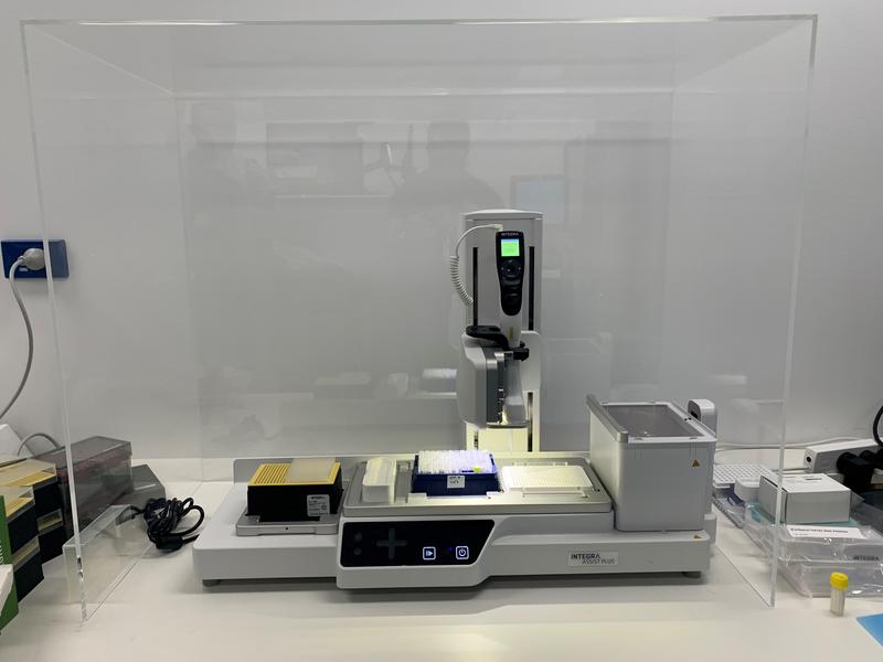 ASSIST PLUS pipetting robot