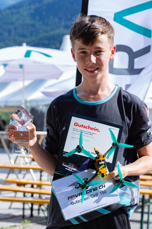 Gewinner des INTEGRA Race 2022 mit seinem Pokal.