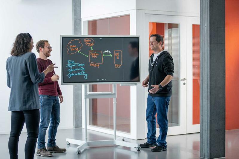 Three IT employees are talking about a project