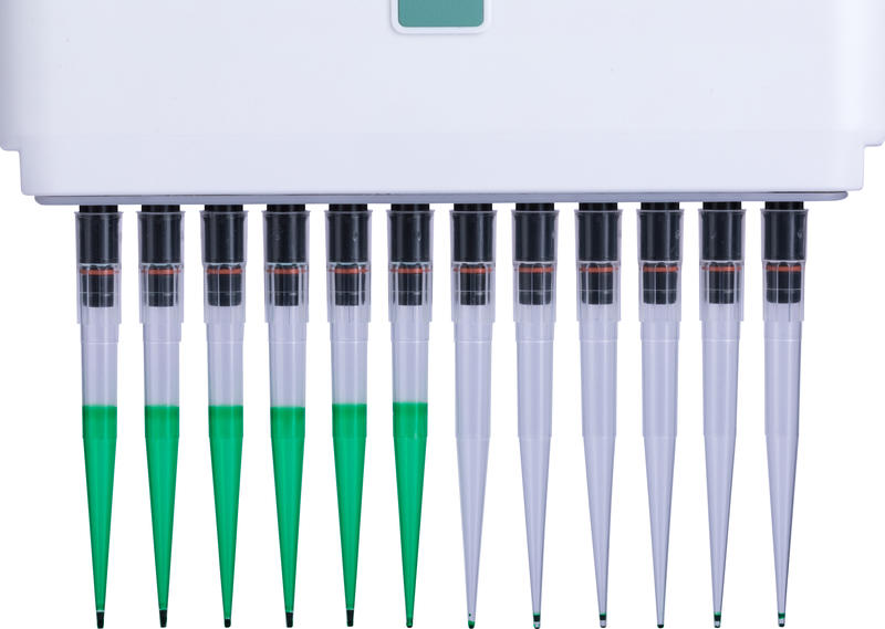 Pipetting a concentrated green dye with a 300 μl 12 channel VIAFLO electronic pipette featured with six standard GripTips (left) and six Low Retention GripTips (right).