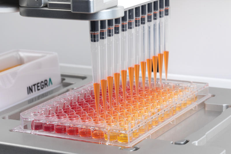 ASSIST PLUS pipetting robot