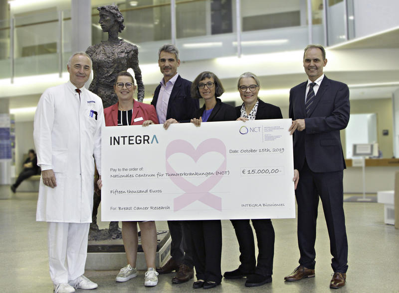 INTEGRA délivre personnellement un chèque de 15 000 € au Centre National des Maladies Tumorales pour soutenir la recherche contre le cancer