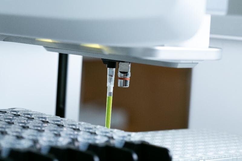 The D-ONE single channel pipetting module aspirating liquid from a tube