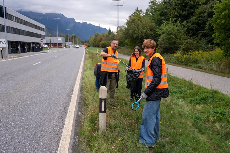 A total of more than 50 employees took part in the volunteer outdoor cleanup in Zizers and Hudson/Merrimack.  