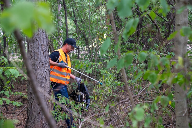 A total of more than 50 employees took part in the volunteer outdoor cleanup in Zizers and Hudson/Merrimack.  