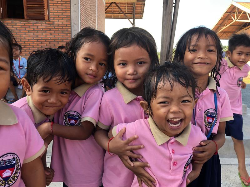 Les enfants jouent dans la cour de l’école du village, un projet de l’ONG Smiling Gecko au Cambodge