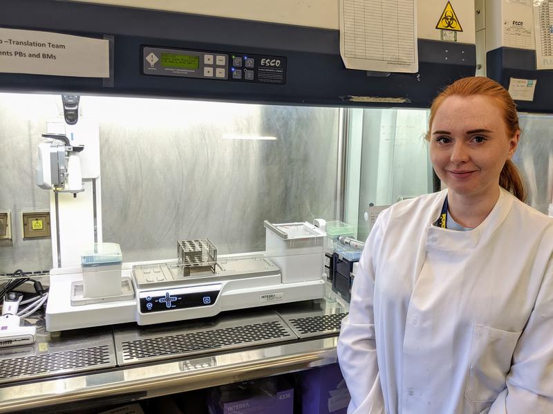 Yvette Hoade, technicienne de recherche au Payne Laboratory, dans le service d’Hématologie de l’Institut du Cancer de l’Université de Londres