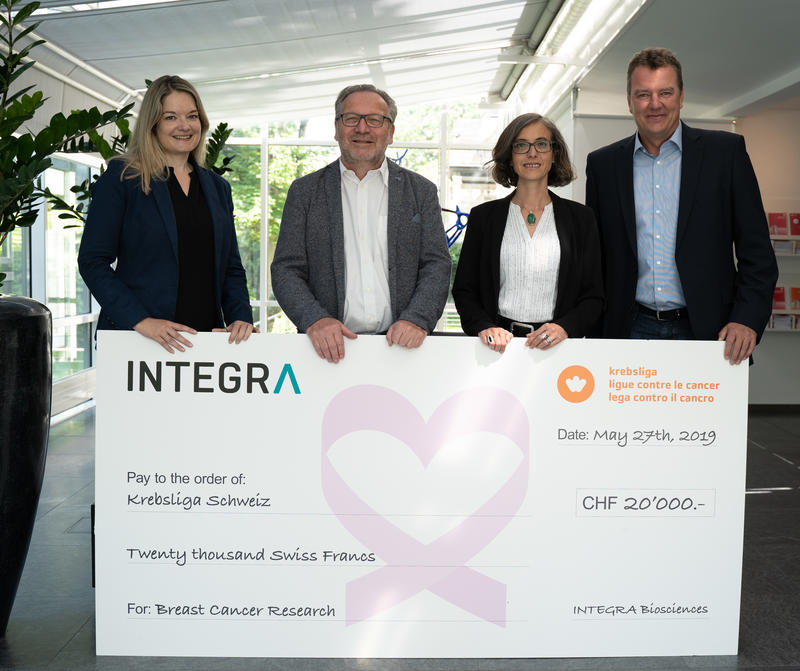 Le personnel d'INTEGRA remet un chèque de 20 000 francs suisses à la Ligue Suisse contre le Cancer (Krebsliga Schweiz) pour soutenir la recherche contre le cancer du sein