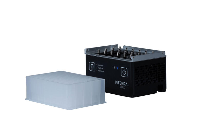 Deep well plate adapter with a magnetic array and a deep well plate