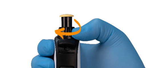 Benutzende stellen das Volumen einer SWITCH-Hybridpipette einhändig über den Ring zur Schnelleinstellung ein.