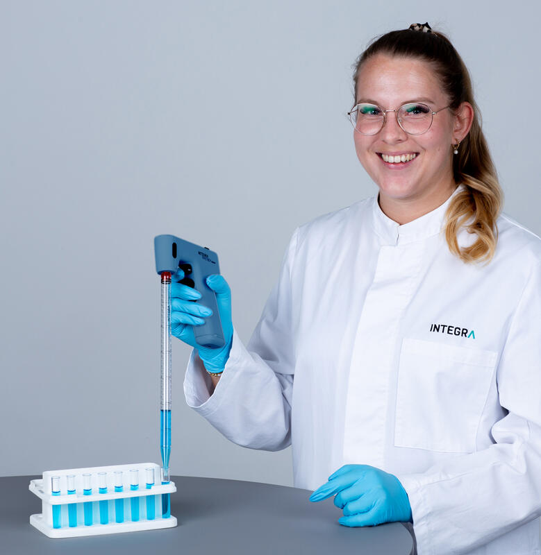 Person using the PIPETBOY GENIUS without looking at the graduation mark