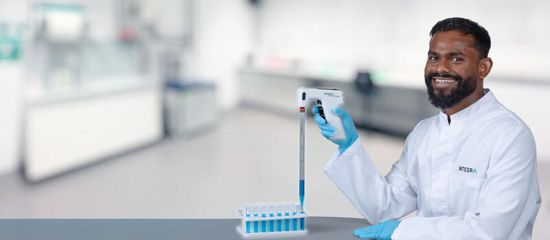 INTEGRA employee aliquoting with a PIPETBOY GENIUS