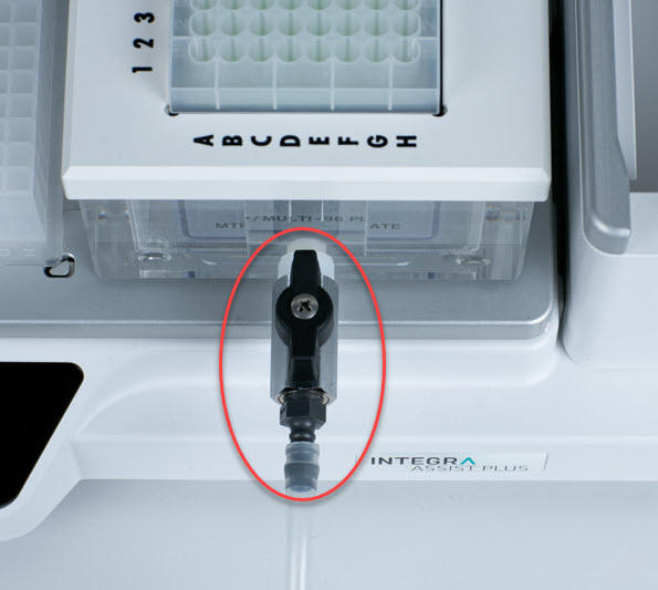 The proper positioning of the vacuum manifold outlet is highlighted.