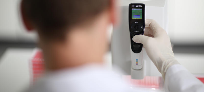 Wissenschaftler arbeitet mit VIAFLO 96-Kanal-Pipette