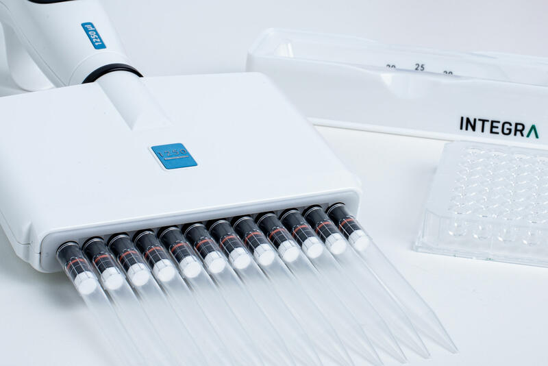 Liquid handling: Multichannel pipette with sterile filter pipette tips