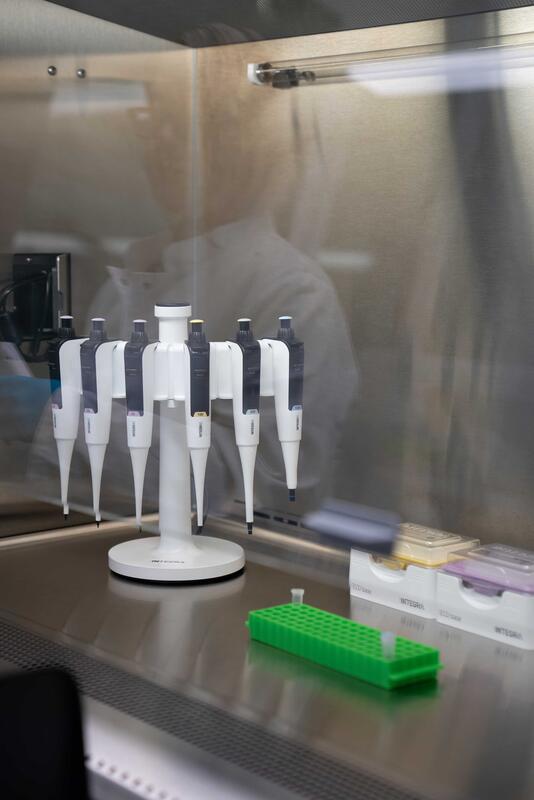 SWITCH hybrid pipettes on a felxstand