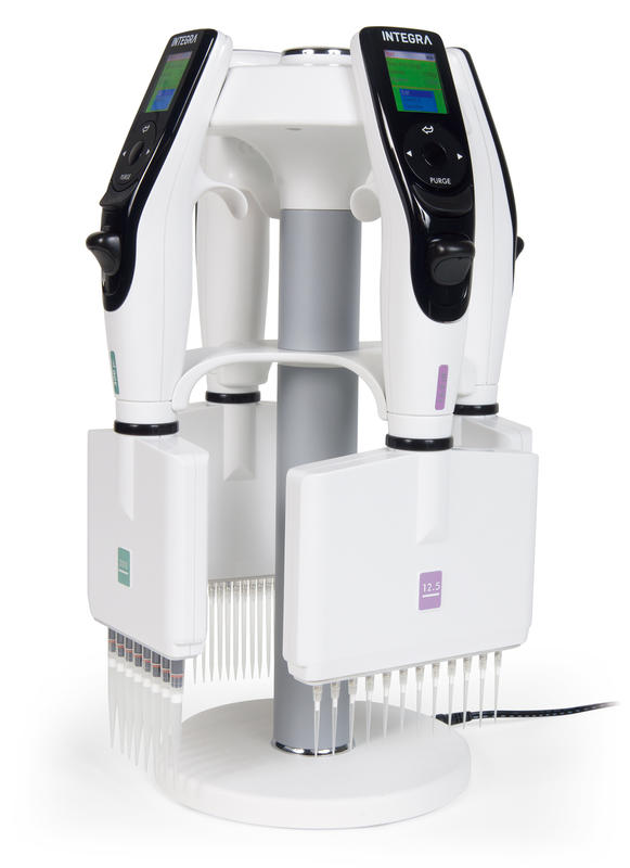 Pipette électronique VIAFLO sur support de charge carrousel