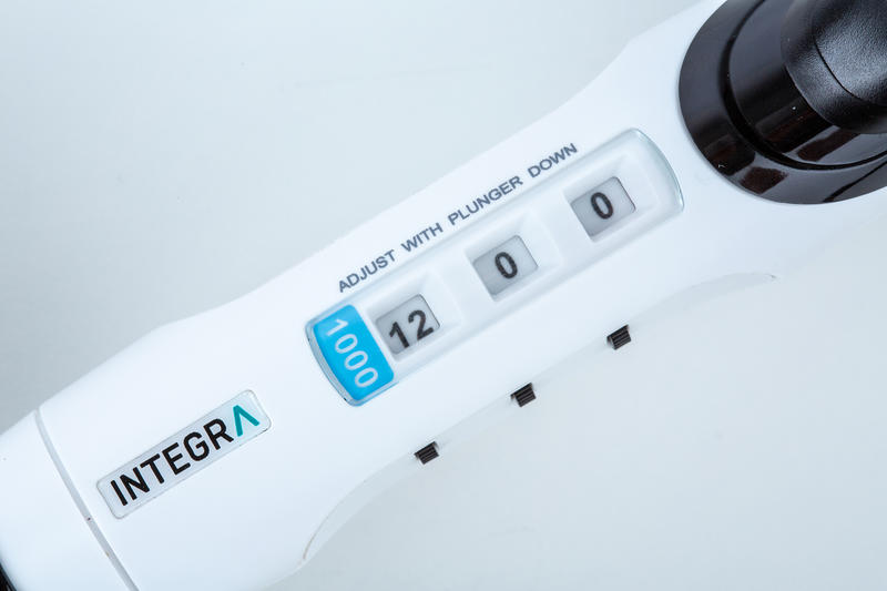 Close up of the three quick set dials to adjust volumes on the EVOLVE manual pipette